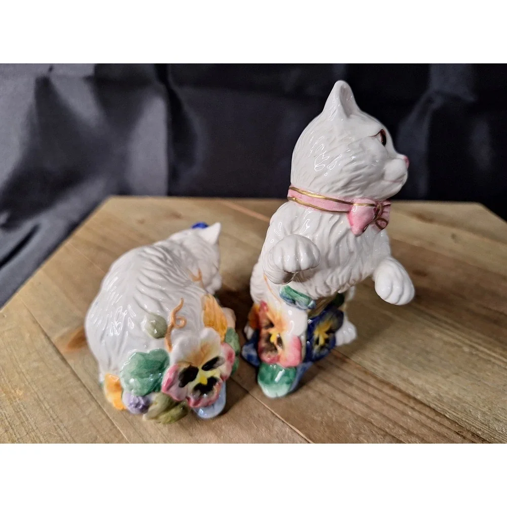 Vintage Style White Kitten Cat Pansy Floral Ceramic Salt and Pepper Shakers Set